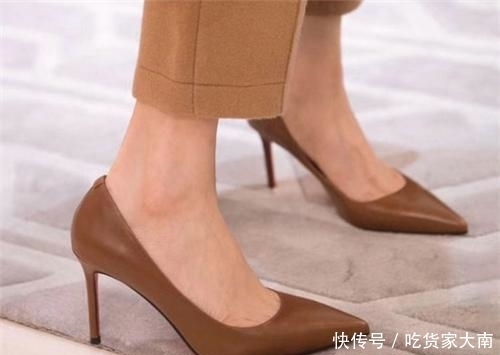 尖头|搭载纤细的尖头细高跟鞋, 打造出高挑挺拔的身姿
