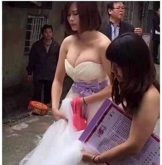 尴尬：婚礼上，伴娘身材傲人，亮点十足，抢尽新娘风头！