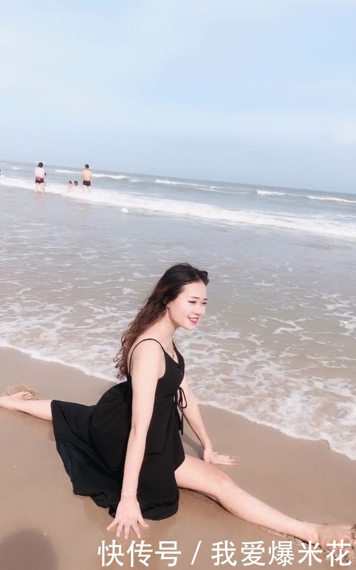  『海边』海边穿着连衣裙的美女, 会劈叉的女人都不简单