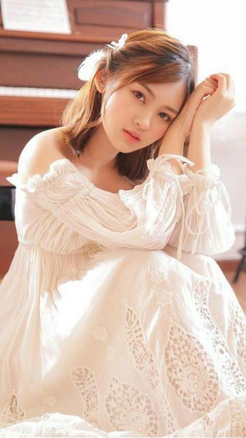 白嫩美女性感露肩诱人写真图片