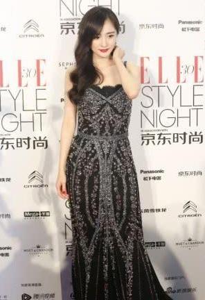 杨幂又为新品“代言”，渔网袜配凉鞋还要开个口透气，格外时尚！