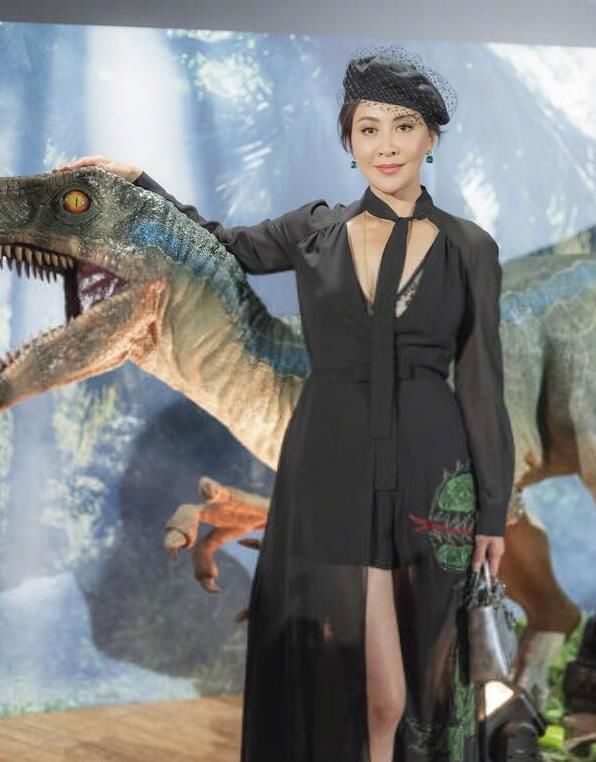 刘嘉玲真敢穿！53岁仍时尚感爆棚 网友：她的穿着一般人驾驭不了