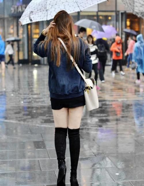  [搭配]街拍：闭月羞花的小姐姐，一条黑色的连衣裙，时尚女性魅力气质