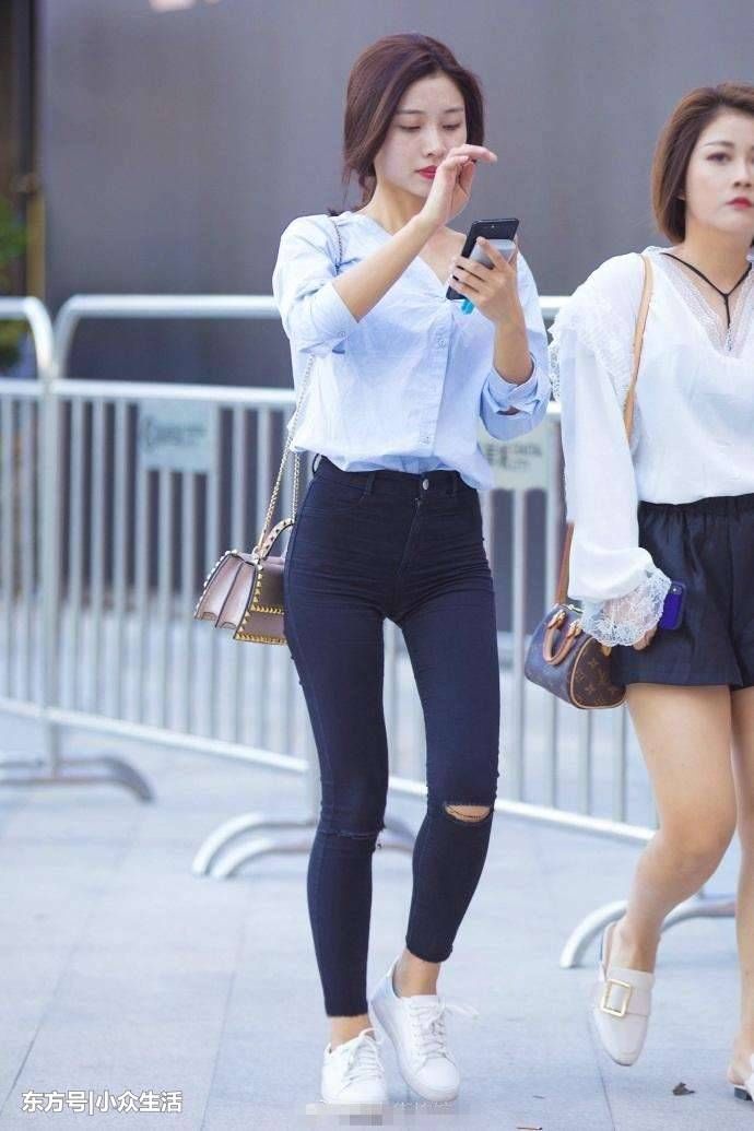 街拍:小姐姐紧身裤勒人, 上身满满的华丽感, 让人如何不爱?