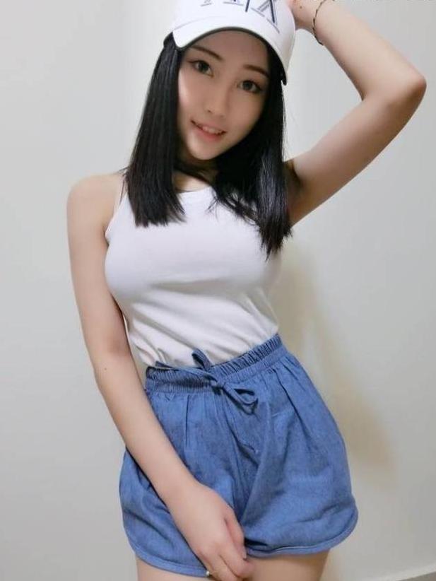 俏丽纯净的清甜风美女，清爽穿搭亲和力十足，唇红齿白分外可人！