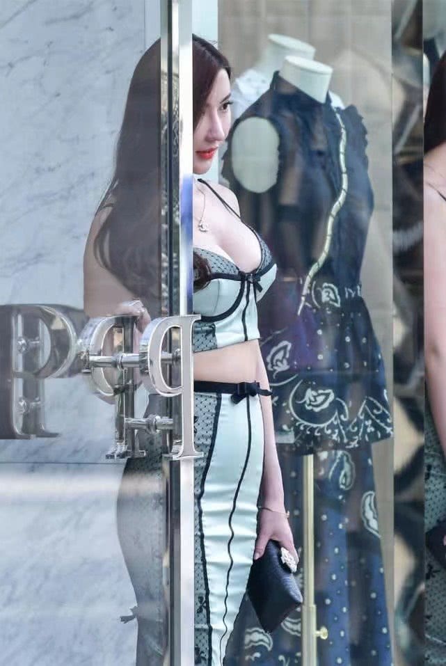 轻熟少女紧身裙尽显饱满臀线，丰满的上围包裹出“小山丘”吸睛满