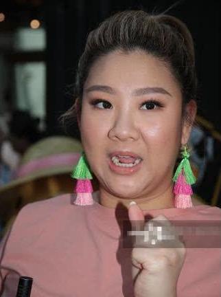 当180斤郑欣宜和70斤鲁豫同穿粉色裙，你还会觉得微胖也很美观吗