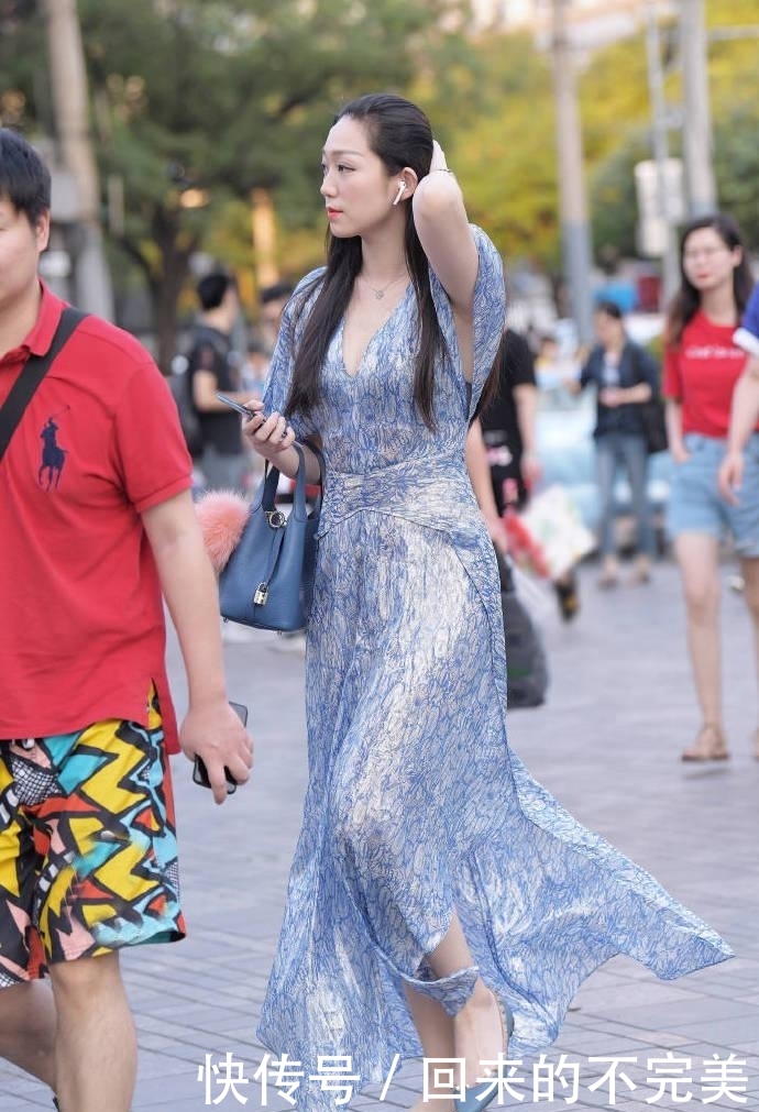 「时尚姑娘」街拍:连衣裙有多美,穿过才能够体会