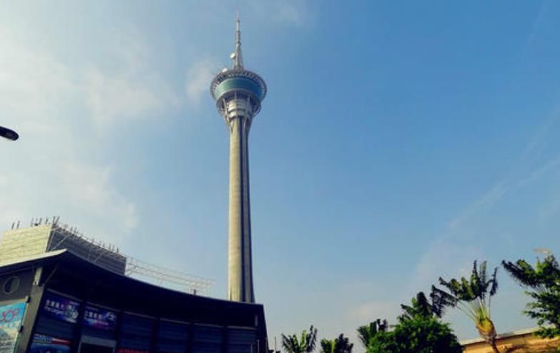 澳门地标建筑观光塔，338米高，让人心跳的空中蹦极你敢玩吗