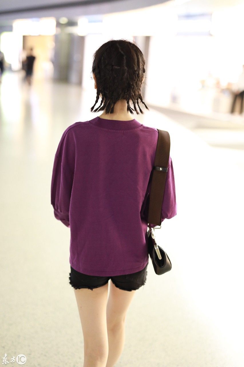 姜梓新穿紫色卫衣搭配黑短裤现身机场，皮肤白皙面带微笑大秀美腿