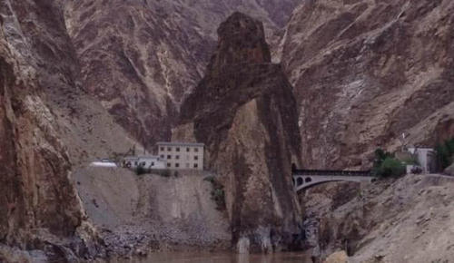 唯一一座不准拍照的大桥，24小时派军守护，为建桥牺牲一个排！