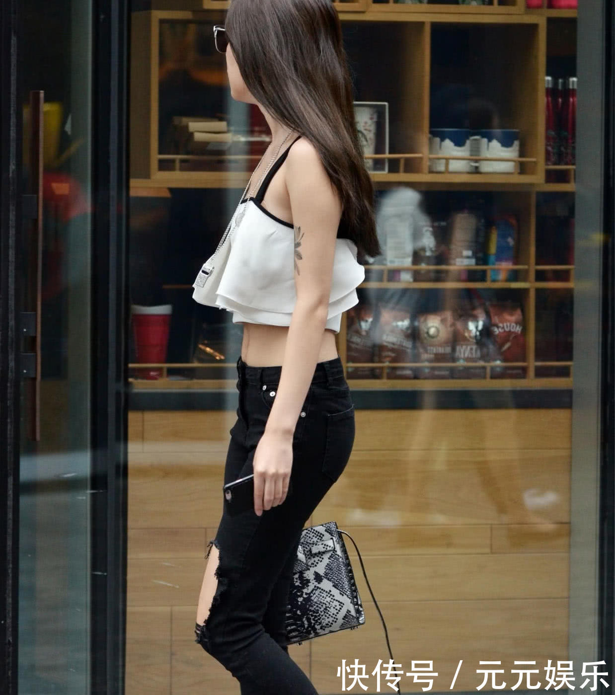 气质小姐姐破洞牛仔大秀纤细筷子腿，吊带背心尽显御姐范儿