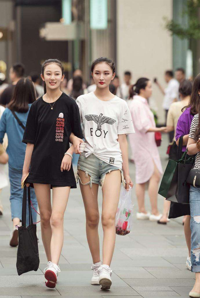 街拍：养眼的闺蜜们，不仅长得漂亮，身材也好的没话说！