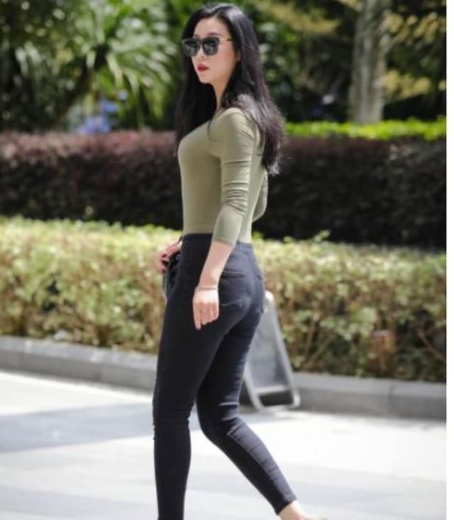 街拍：走路带风的小姐姐，网友：我已经沦陷了