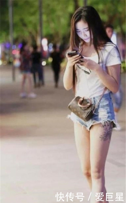 白皙|街拍,高挑白皙美女,迷人的香肩,始终牵动着路人的心弦