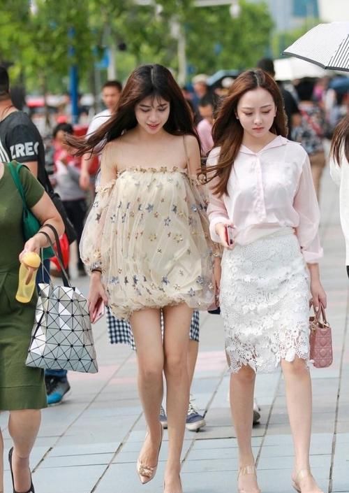 #蓬蓬裙#女神潮范儿美搭！时尚街拍：短发小姐姐，黑色上衣搭配蓬蓬裙，秀出白嫩玉腿！