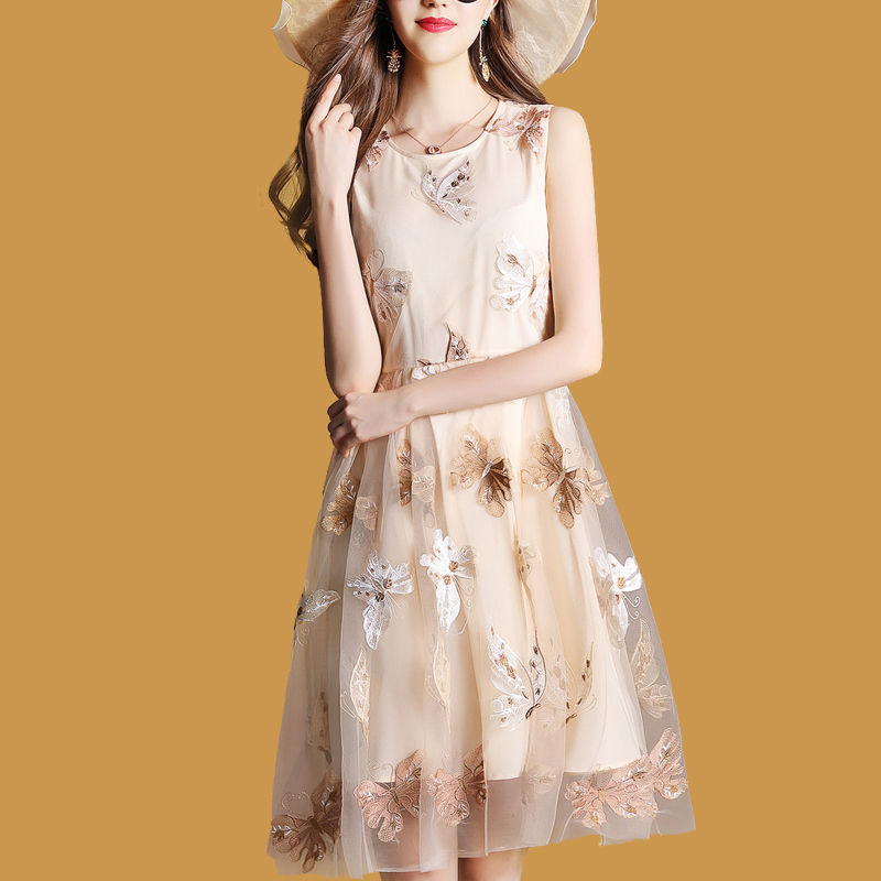 短裤套装虽凉快，但没气质，不妨穿一身碎花系裙子，优雅得刚刚好