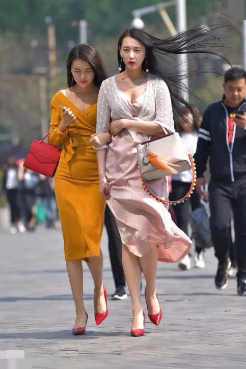 两小姐姐性感迷人出街，一个是阆苑仙葩，一个是美玉无瑕