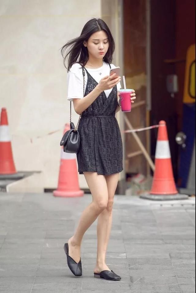 街拍 街头美女不一样的时尚感 图7的清凉穿 彰显出不一样的美丽