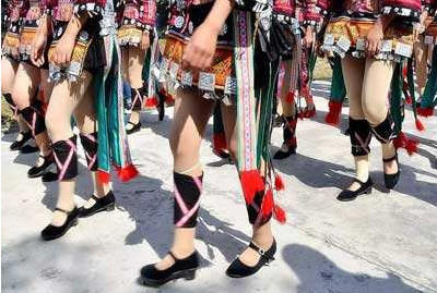 这个地方的女孩要么不穿裙子，要穿就只穿“5寸长”的超短裙！