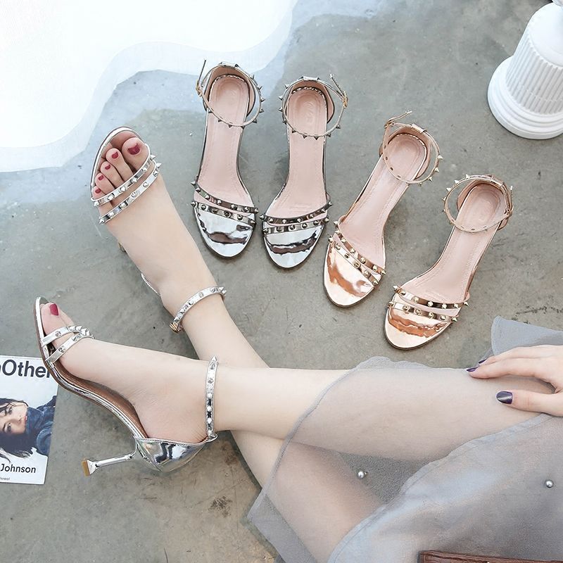 新出炉“铆钉高跟鞋”，比妈妈鞋还舒适，比奶奶鞋更时髦，贼洋气