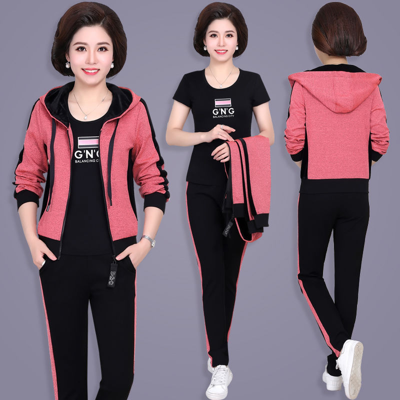 今年流行的运动套装，穿上年轻15岁，上身减龄洋气美极了