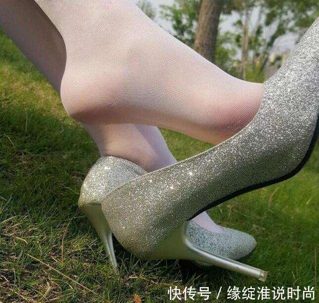 一双高跟鞋就可以达到提升整体高雅气质的效果