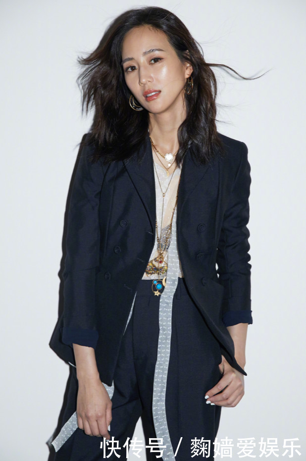 张钧甯玩下衣失踪，一双大长腿好吸睛，太造型好清新动人！