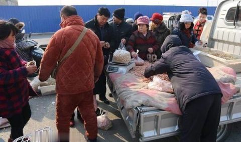 农村一种现象开始流行，专家：影响农村形象应该禁止，你支持吗？