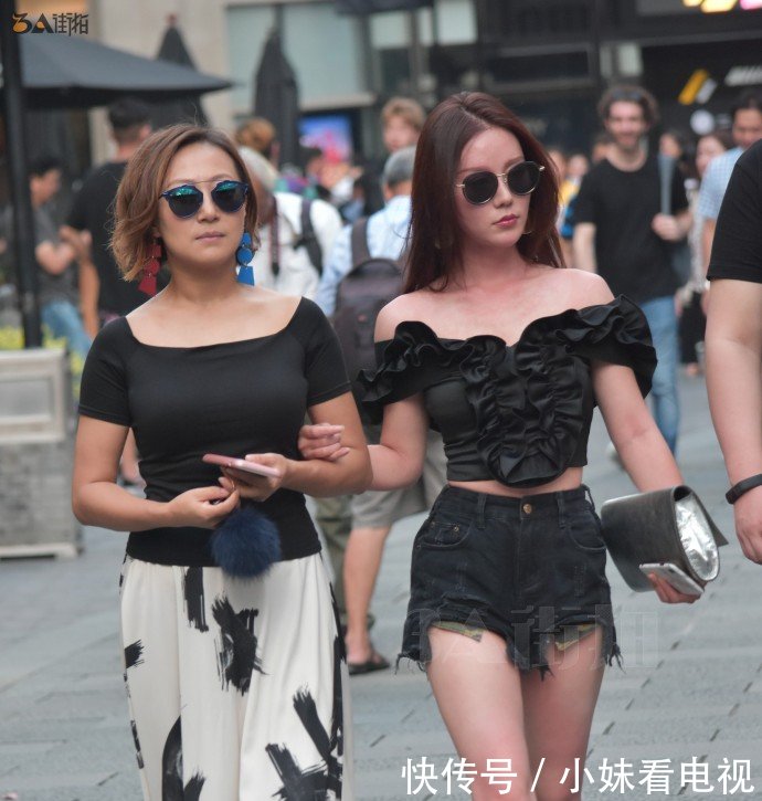 路人街拍，黑色抹胸上衣搭配热裤，展示性感好身材，时尚有魅力！