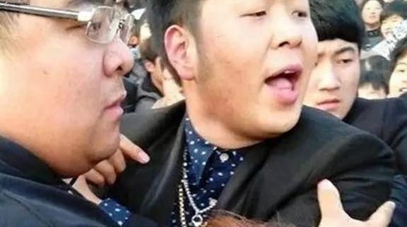 杜海涛公司发布声明，对“7人腹泻”事件表示道歉，网友：很不尊