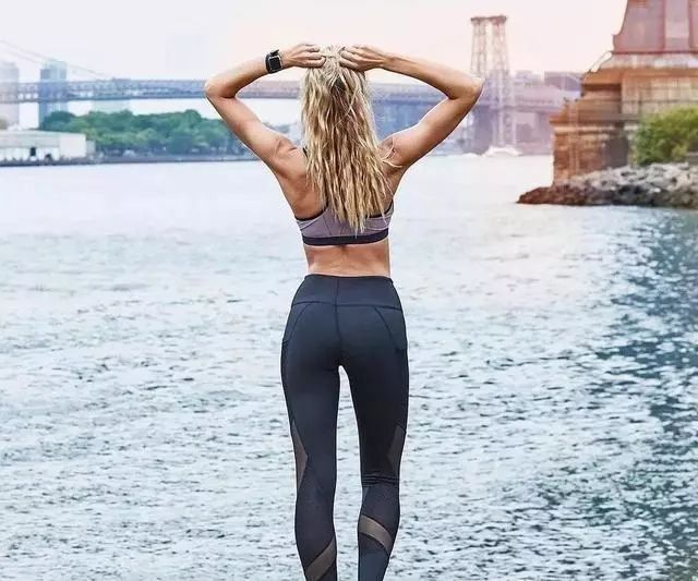 别只羡慕超模的风光无限，你根本不知道她们为了变美会受多少罪!