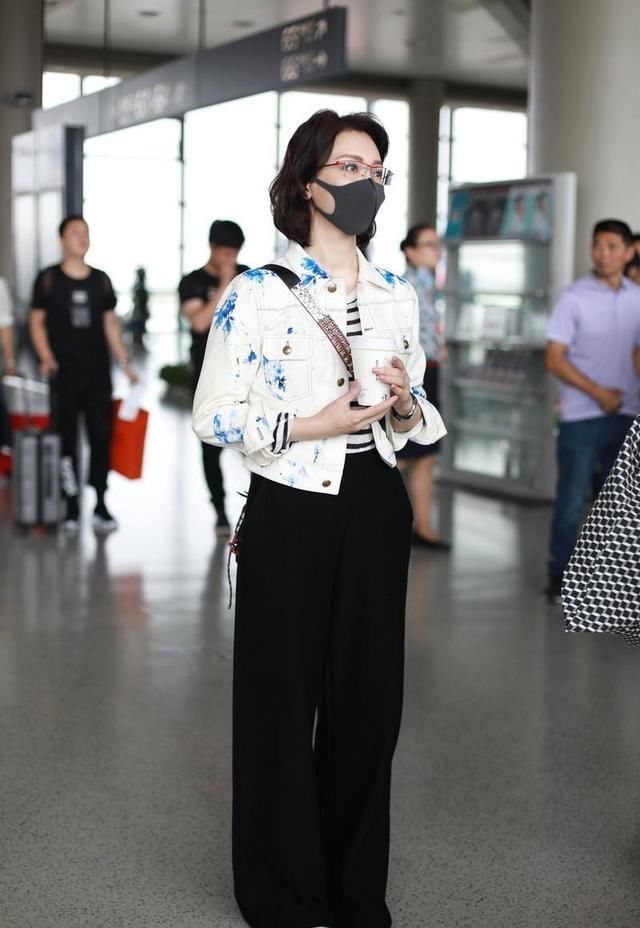  「陈数」陈数真会穿，白色外套搭配阔腿裤走机场，基础款被她穿出高级感