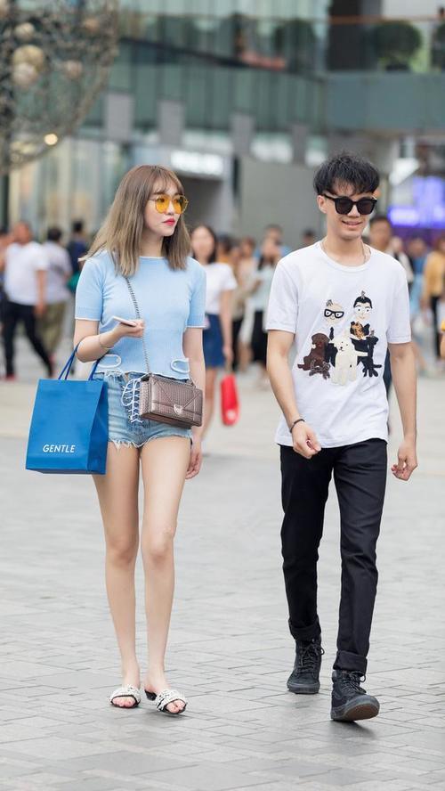 路人街拍，可爱小姐姐身材苗条，穿包臀裙凸显好身材，气质独特