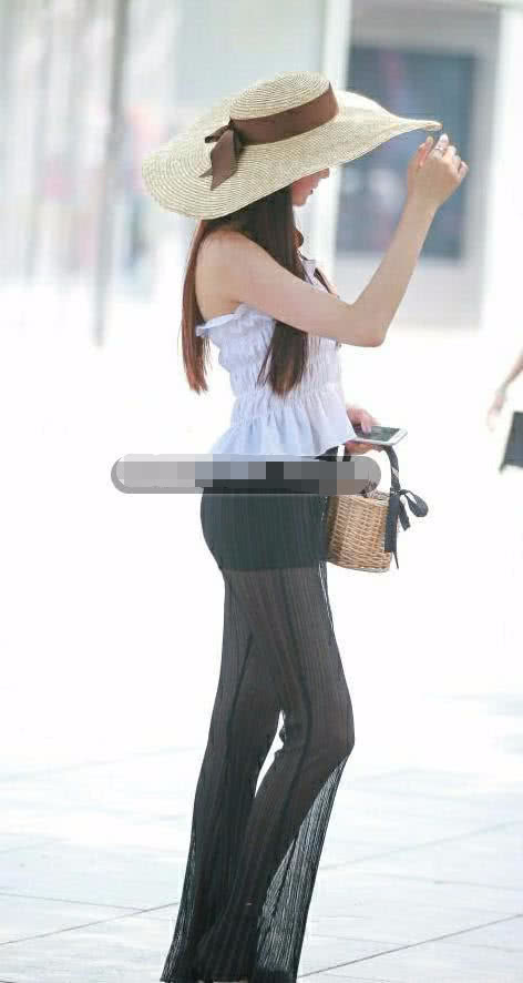 草帽小姐姐一袭时尚黑纱裤,配上白色花瓣裹胸展露丰满的曲线,真