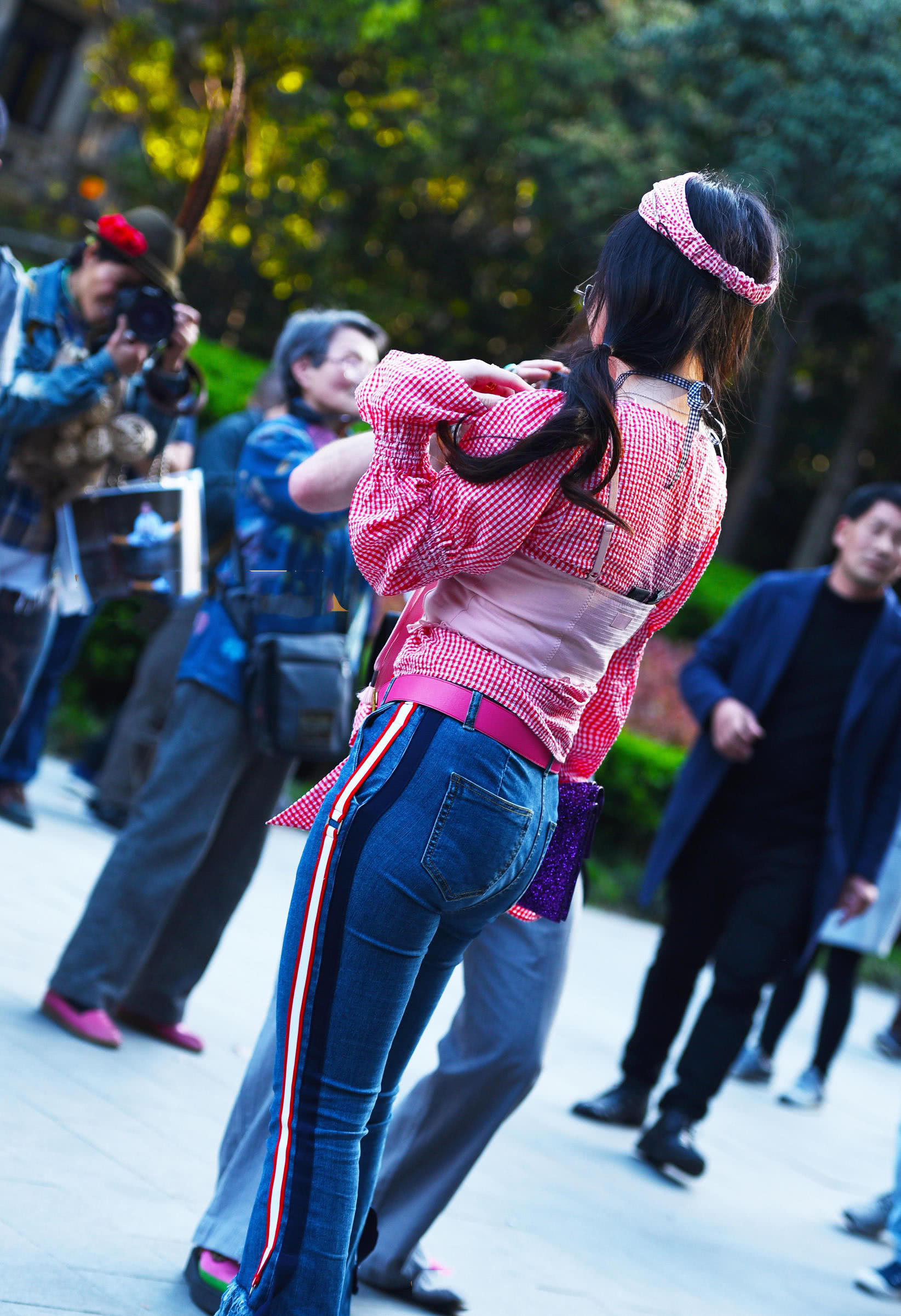 时尚辣妈复古穿着出街，烈焰紫唇捕获众人芳心