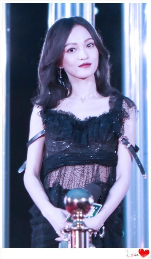 36岁张韶涵穿薄纱裙撞衫26岁古力娜扎都没输，网友:冻龄就服你