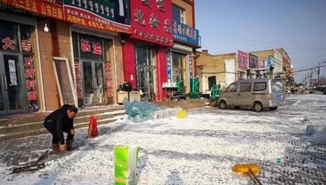 『不解』东北人雪天“晒”饺子,场面格外壮观,南方人不解:不脏吗?