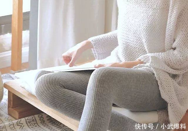 人人都有的黑色打底裤，其实这样穿更美！