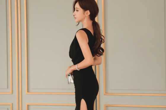 街拍：20多岁的成熟美人包臀裙，孙允珠小姐姐高开叉演绎高冷风!