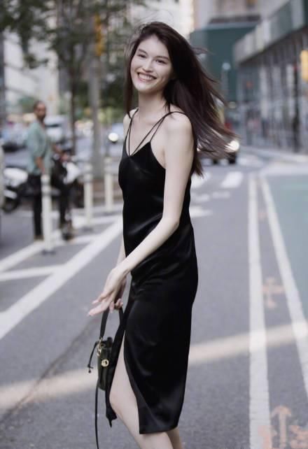 何穗身穿黑色吊带裙现身维密面试，气质十足，网友：仙姑白到发光