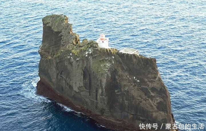 冰岛矗立于大海中的绝壁灯塔，被誉为躲避僵尸，最后的绝佳据点
