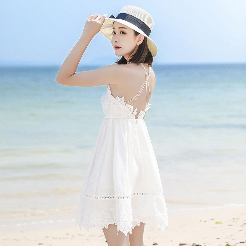 海边婀娜多姿的女人，凸显迷人的身材，男人见了不会走路