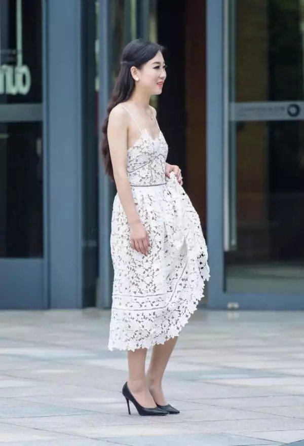 路人街拍：气质小姐姐吊带镂空尽显成熟妩媚，修身的设计勾勒出迷