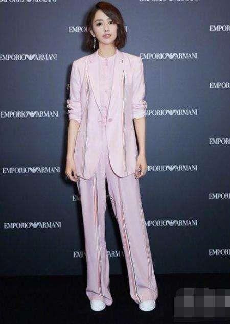 这应该是佟丽娅穿西装最丑的一次!老气横秋，侧脸还很像韩庚?