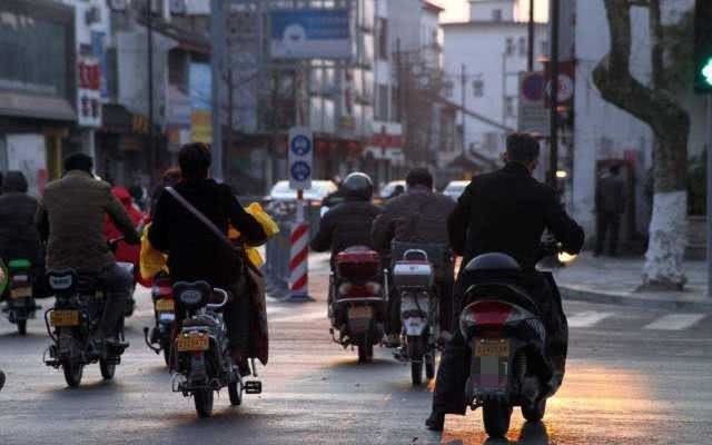  [电动车]禁摩托限制电动车，老百姓出行成问题：凭啥不禁汽车啊？