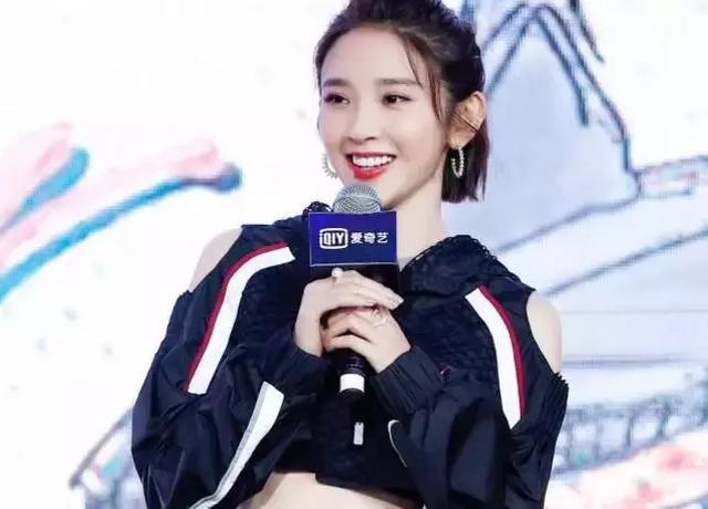 唐艺昕真疯狂！裙子只穿一条腿，难怪要在里面穿超短裤！