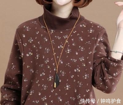  #这款#到了45岁，别总穿毛衣，太俗了！瞧这款“踏青卫衣”，遮肚又减龄