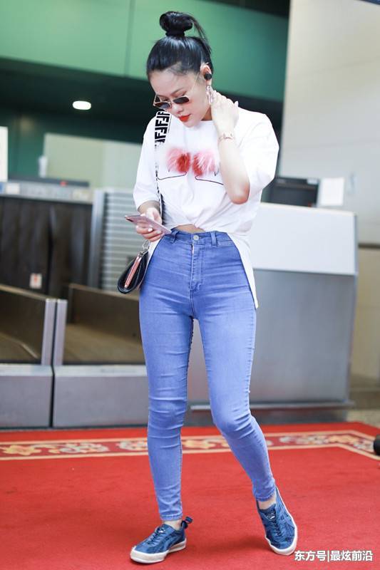 袁娅维对自己真狠！这么紧的裤子硬穿进去，视觉效果却有点尴尬