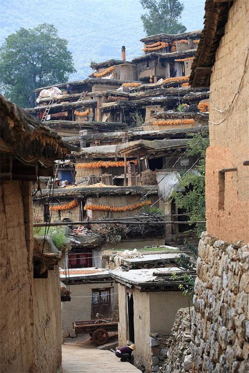 云南古老的彝族村落，至今夜不闭户，因为家家相连、户户相通